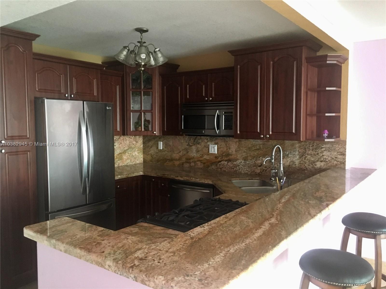 Beautiful renovated kitchen with granit counter!