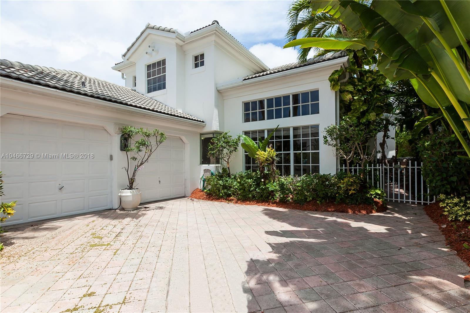 4 bedroom 4.5 bath home in Country Club Estates