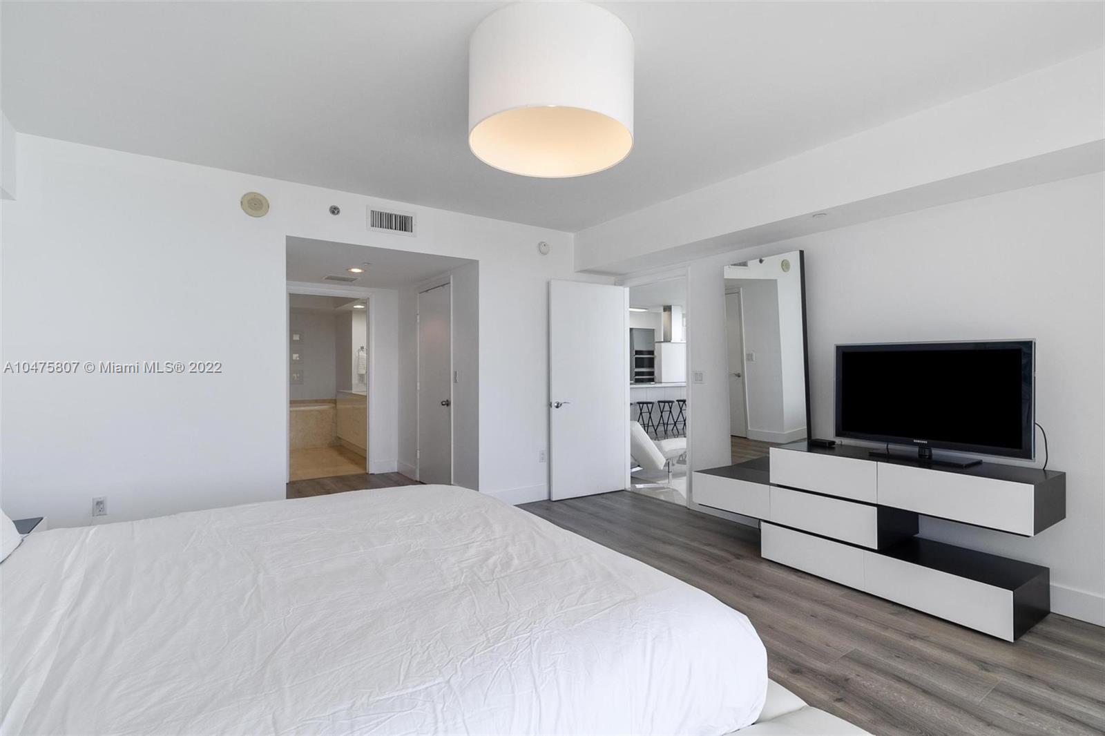 Ver detalles 2102 3 / 3 2065 sq. ft. $ 2018-05-25 0 foto