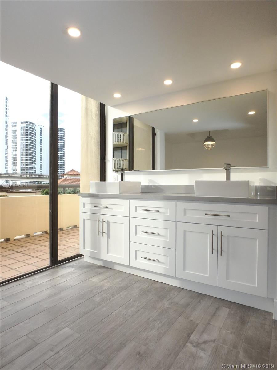 Photo of 19355 Turnberry Way #3E, Aventura, Florida, 33180 - Master Bathroom