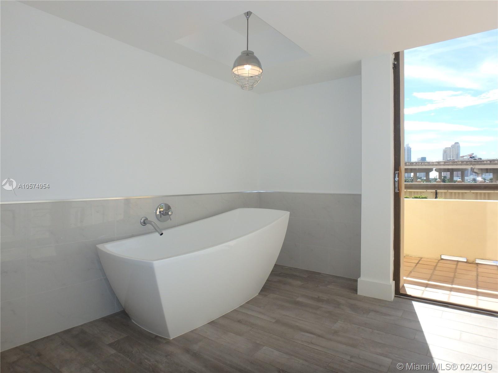 Photo of 19355 Turnberry Way #3E, Aventura, Florida, 33180 - Master Bathroom