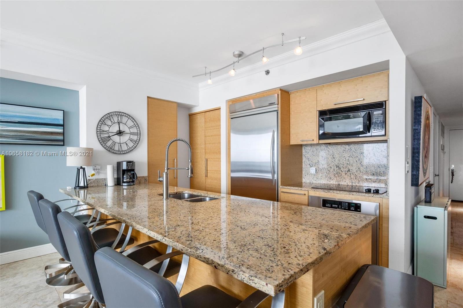 See details 5005 1 / 1 811 sq. ft. $ 2019-04-17 0 Photo