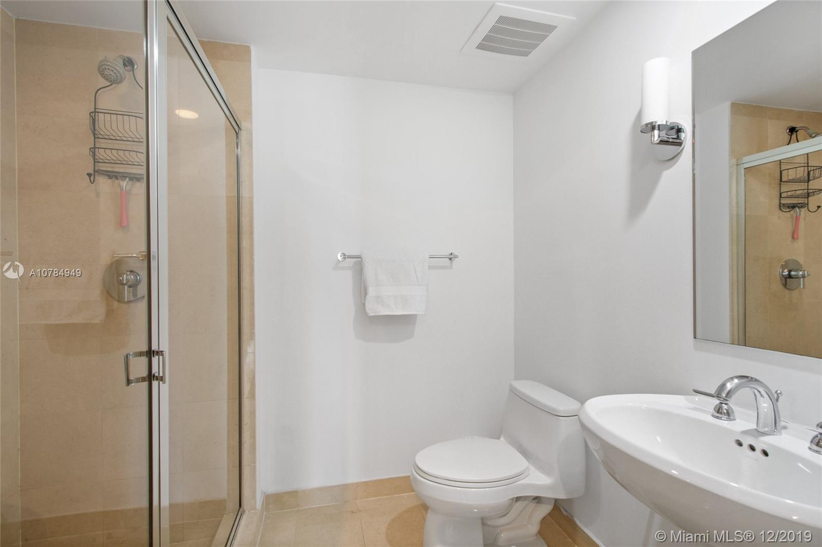 Ver detalles 4101 3 / 3 2065 sq. ft. $ 2019-12-09 0 foto