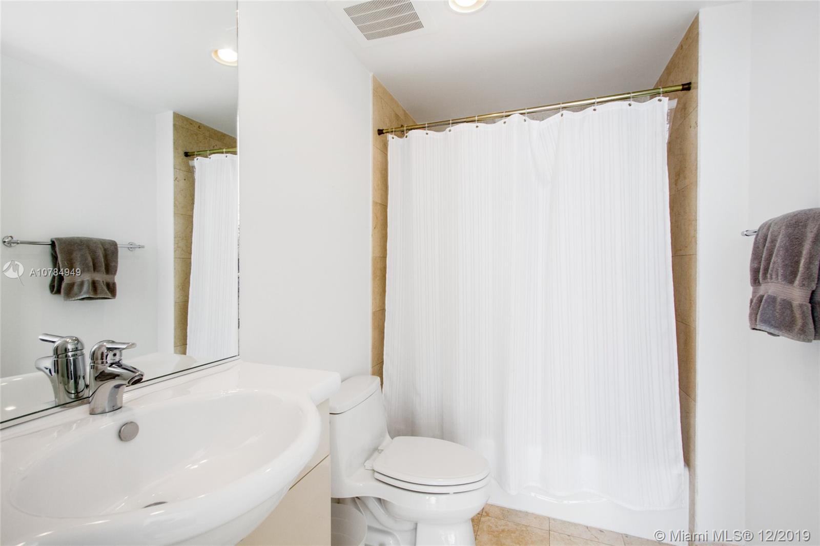 Ver detalles 4101 3 / 3 2065 sq. ft. $ 2019-12-09 0 foto
