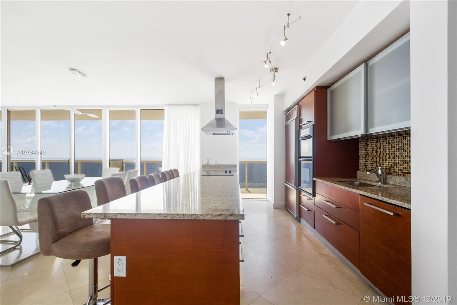 Ver detalles 4101 3 / 3 2065 sq. ft. $ 2019-12-09 0 foto