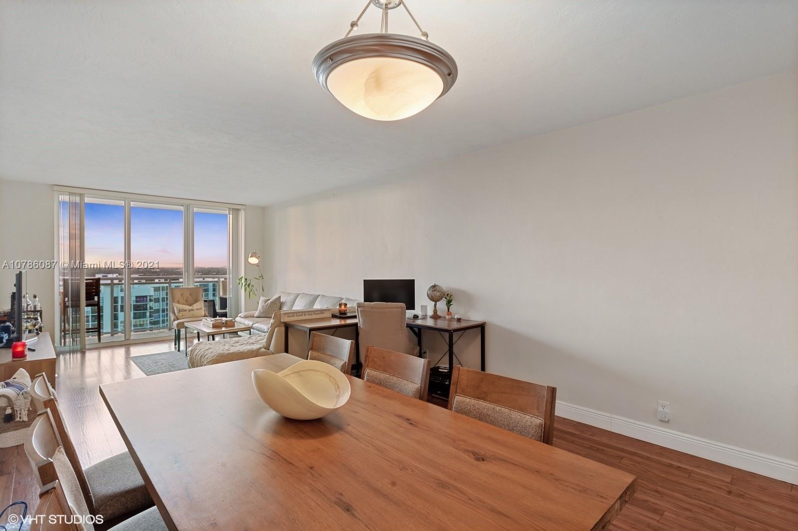 Photo of 3000 Ocean Dr #1216, Hollywood, Florida, 33019 - Living room