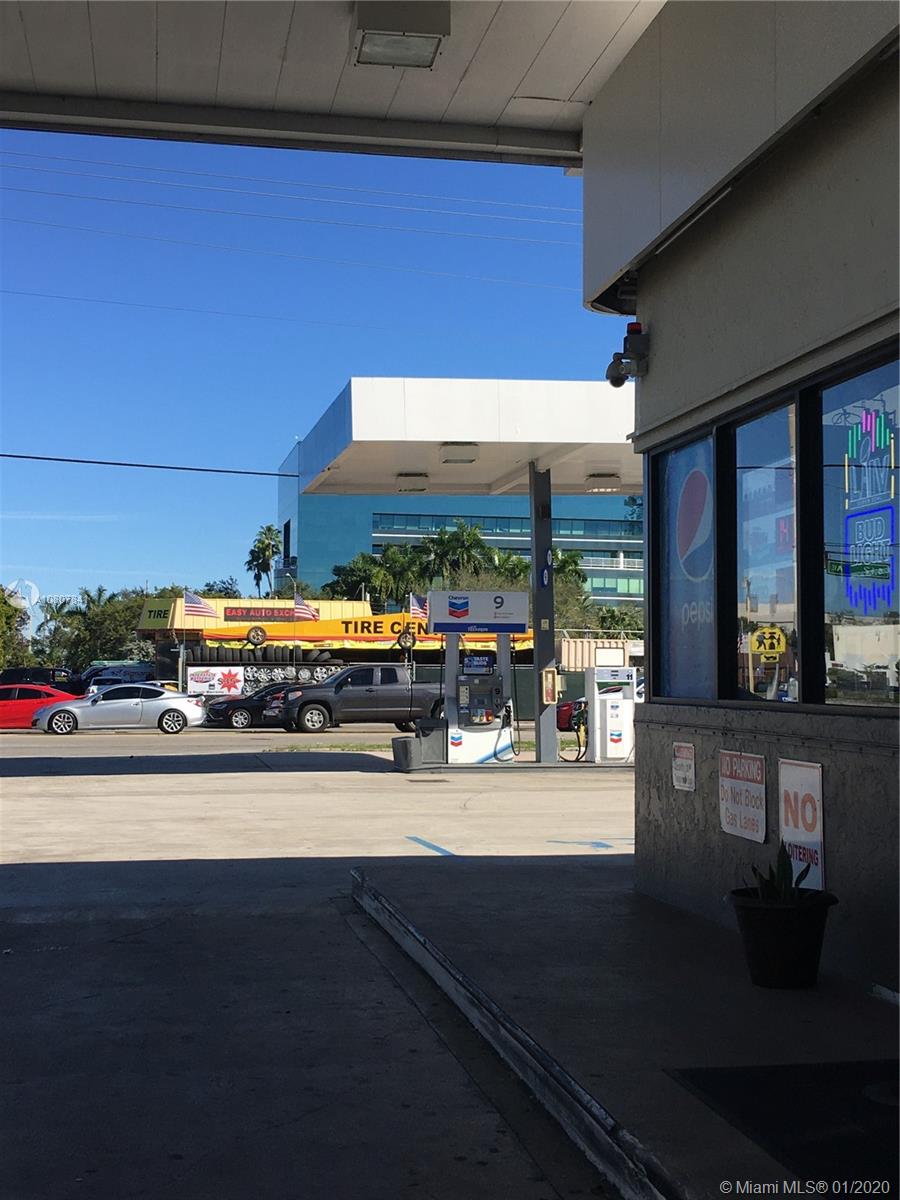 0000 Hollywood Free Standing, Convenience Store, Gas Station Gas Station in