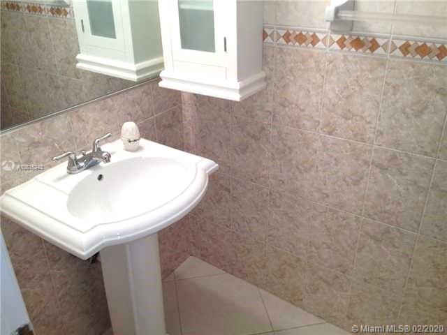 Photo of 2500 PARKVIEW DR #1511, Hallandale Beach, Florida, 33009 - Bath