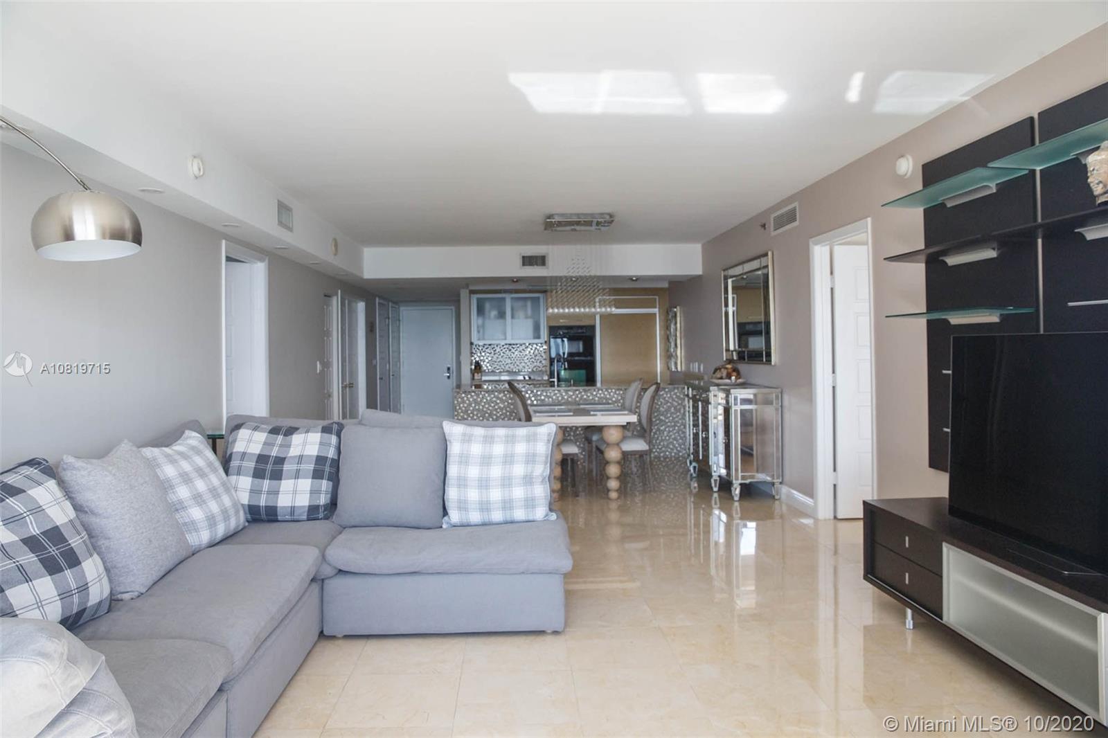 Ver detalles 3003 3 / 3 1733 sq. ft. $ 2020-10-19 0 foto