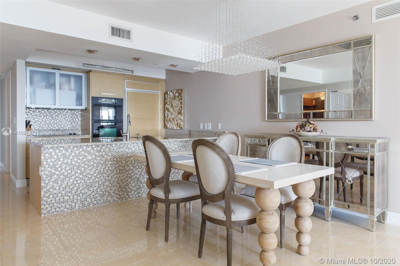 Ver detalles 3003 3 / 3 1733 sq. ft. $ 2020-10-19 0 foto