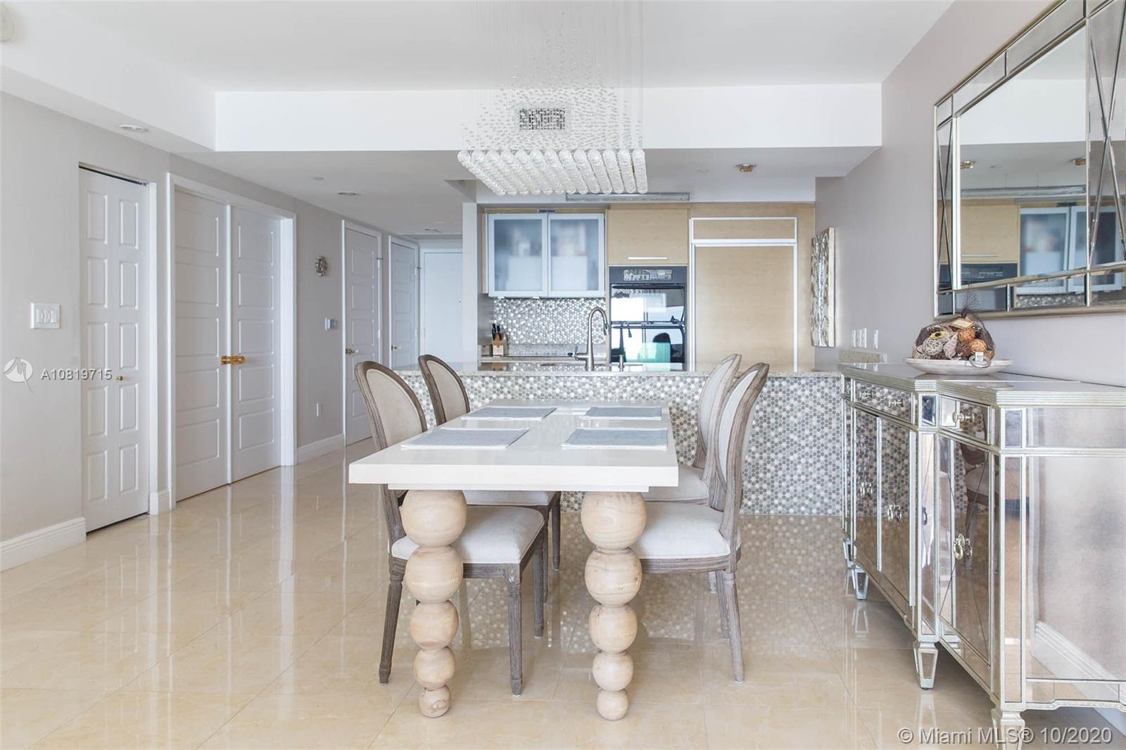 Ver detalles 3003 3 / 3 1733 sq. ft. $ 2020-10-19 0 foto
