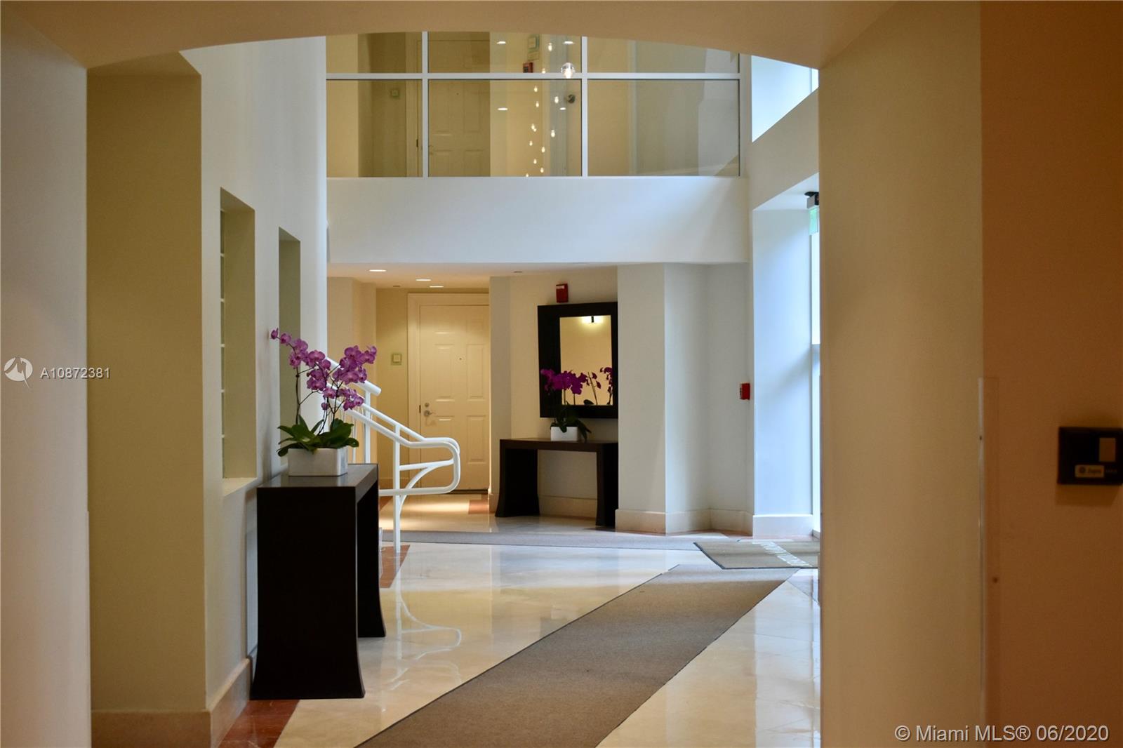 Photo of 3330 190th St #811, Aventura, Florida, 33180 - Lobby, front desk attendant, valet parking.