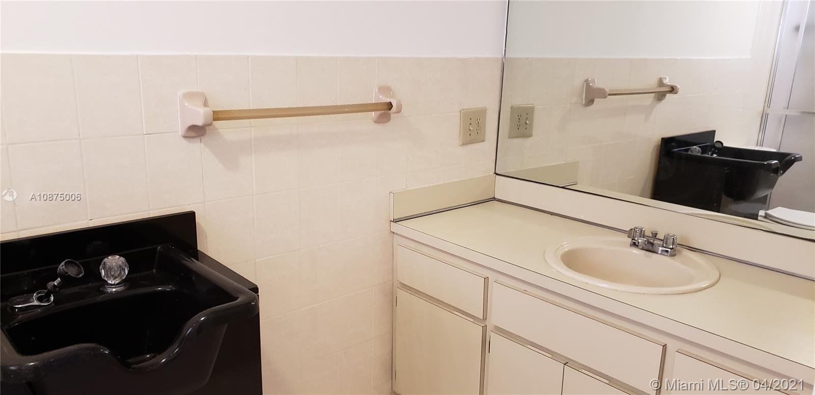 See details / 938 sq. ft. $ 2020-10-07 0 Photo