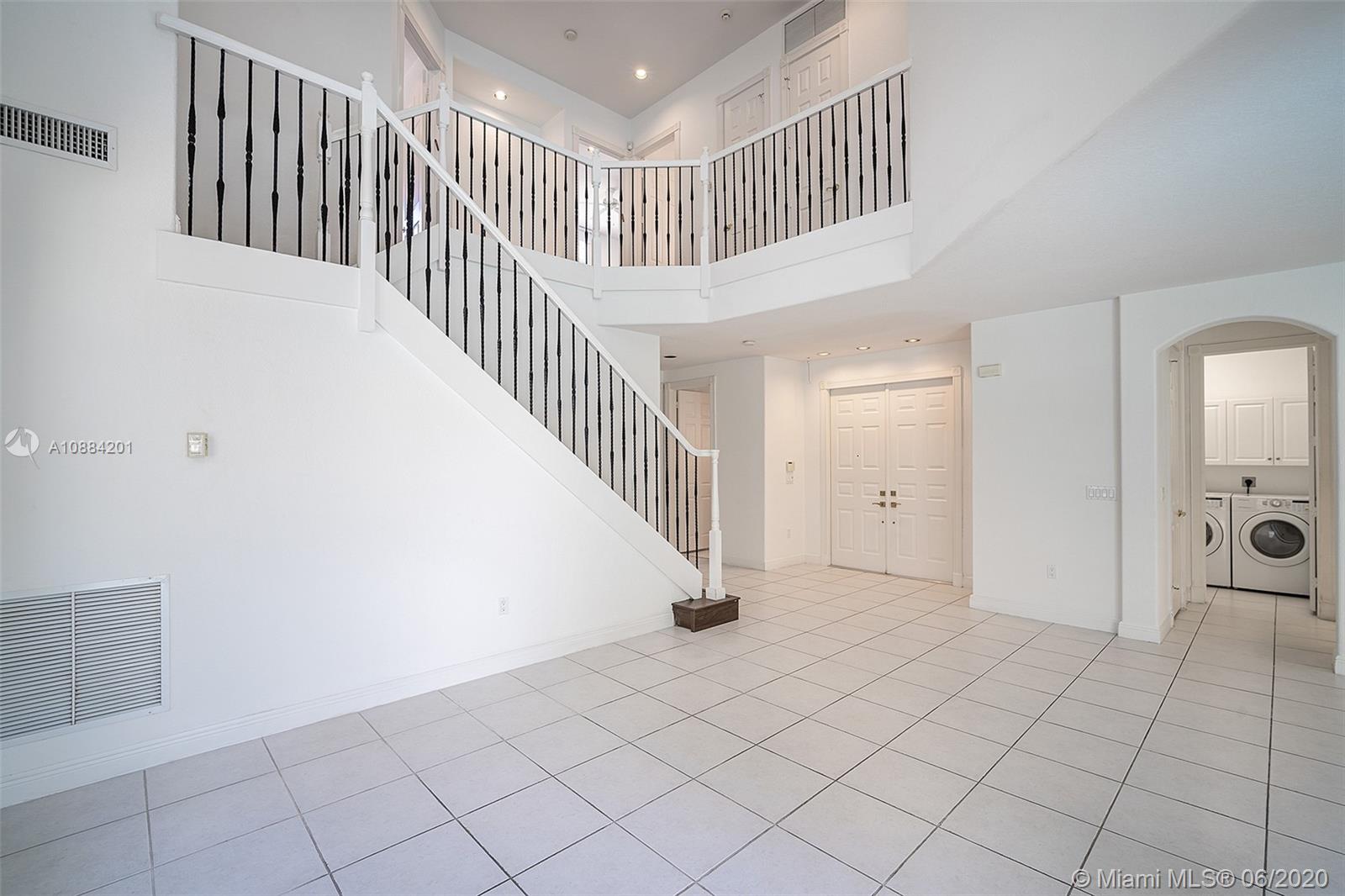 Photo of 1436 Breakwater Ter, Hollywood, Florida, 33019 - Living room-Dining room / Volume ceilings