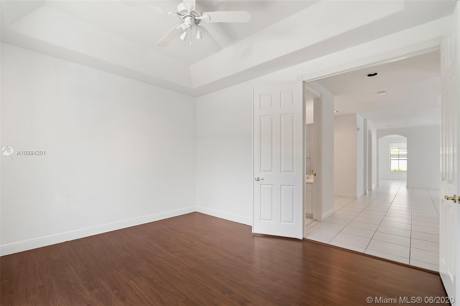Photo of 1436 Breakwater Ter, Hollywood, Florida, 33019 - Dining room-Living room