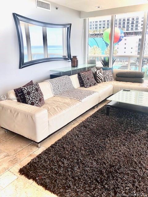 See details 1001 3 / 3 2065 sq. ft. $ 2020-07-01 0 Photo