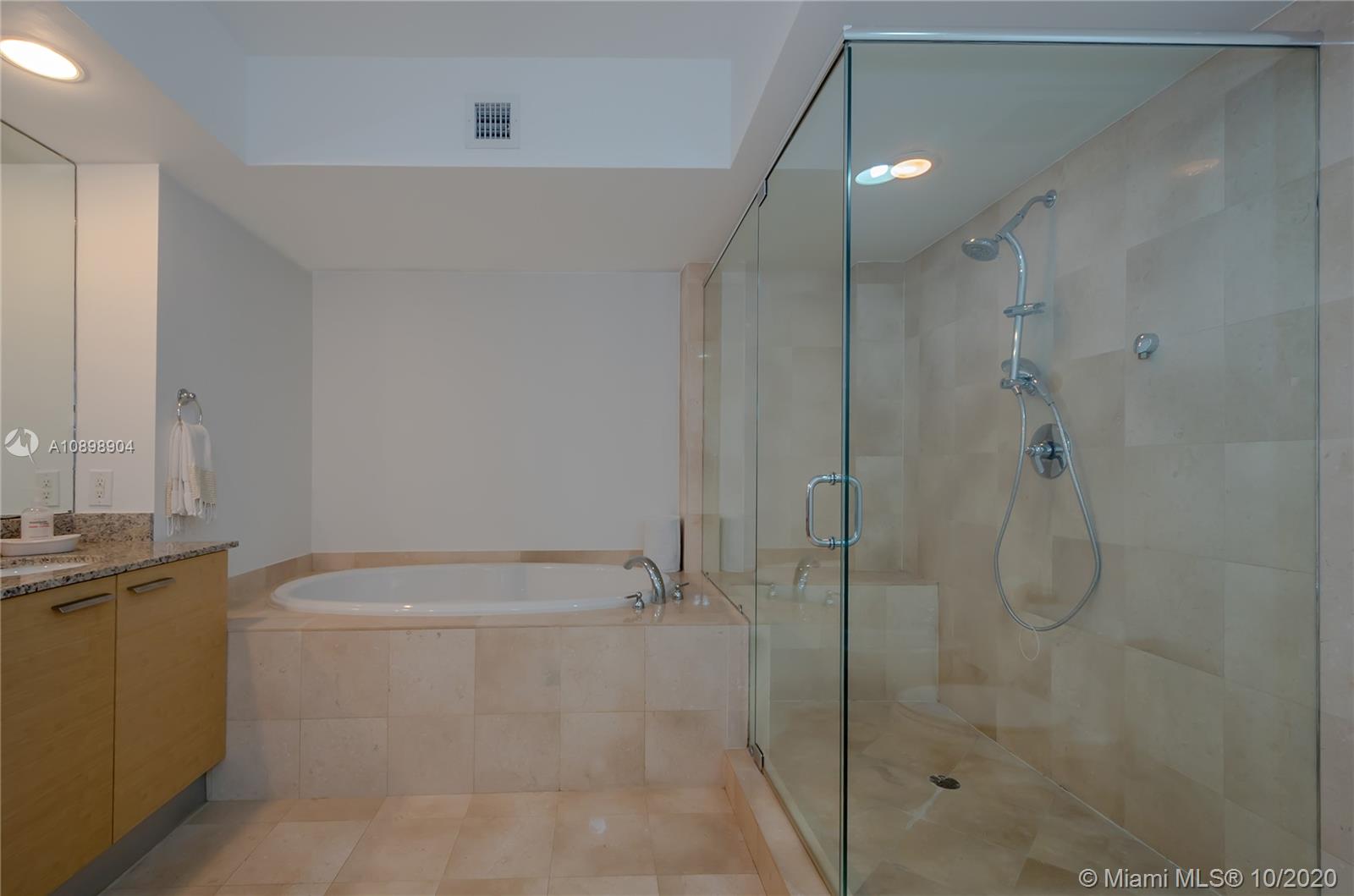 Ver detalles 4303 3 / 3 1733 sq. ft. $ 2020-12-14 0 foto