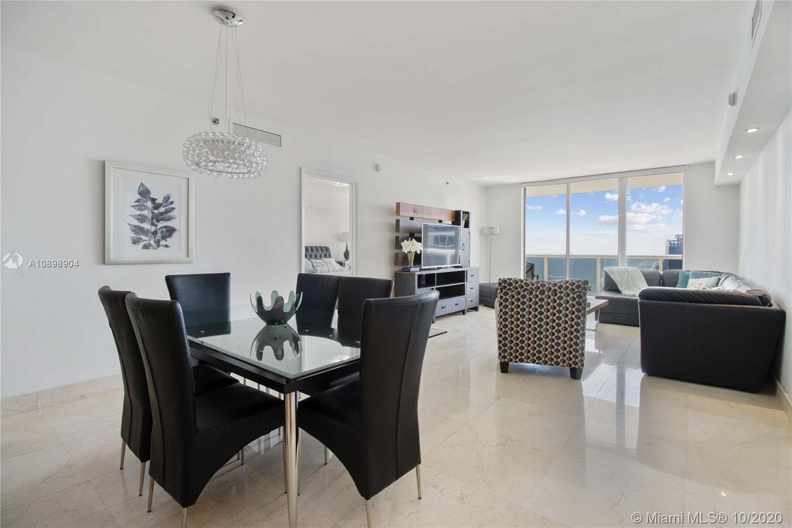 Ver detalles 4303 3 / 3 1733 sq. ft. $ 2020-12-14 0 foto