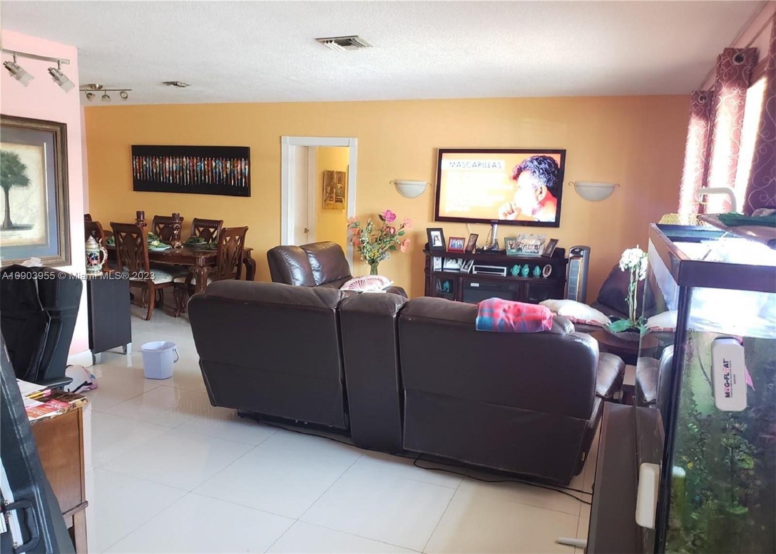 Ver detalles 5 / 3 2036 sq. ft. $ 2020-08-03 0 foto