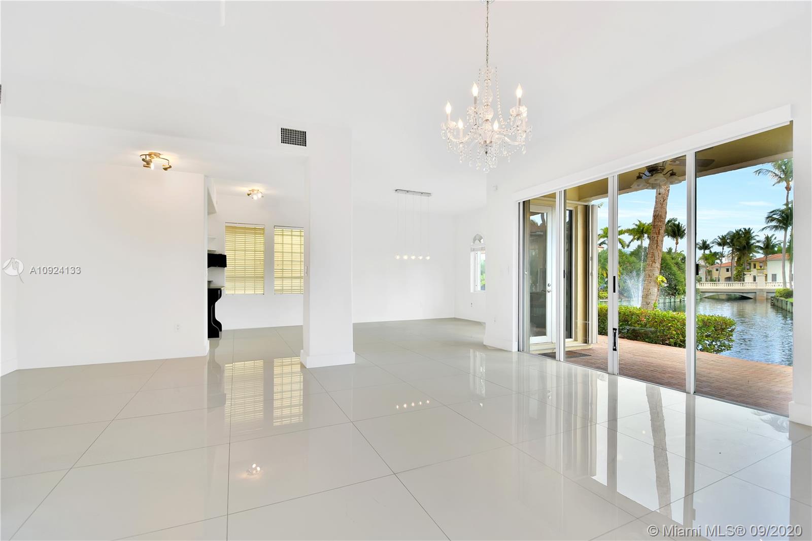 Photo of 20895 30th Pl, Aventura, Florida, 33180 - Living room and dinning room area