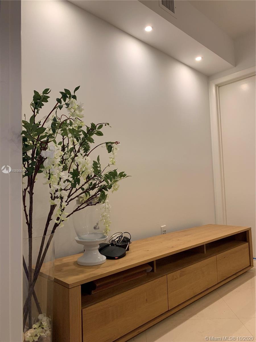 Ver detalles 2809 2 / 1 1086 sq. ft. $ 2020-10-01 0 foto