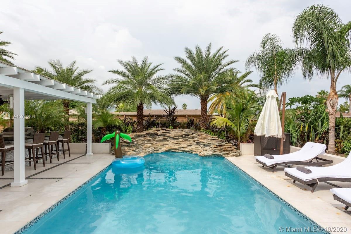 See details / 2439 sq. ft. $ 2020-10-01 0 Photo