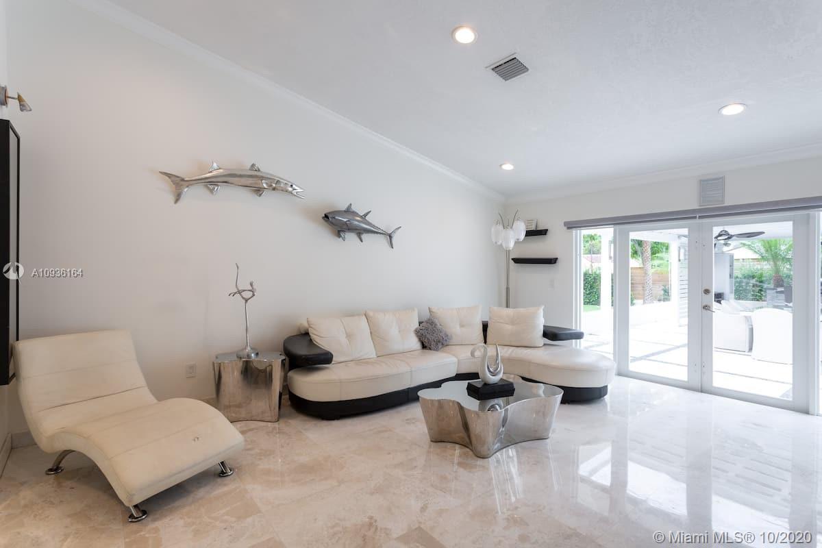 See details / 2439 sq. ft. $ 2020-10-01 0 Photo