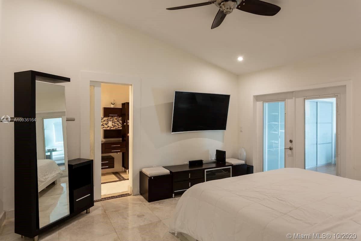 See details / 2439 sq. ft. $ 2020-10-01 0 Photo
