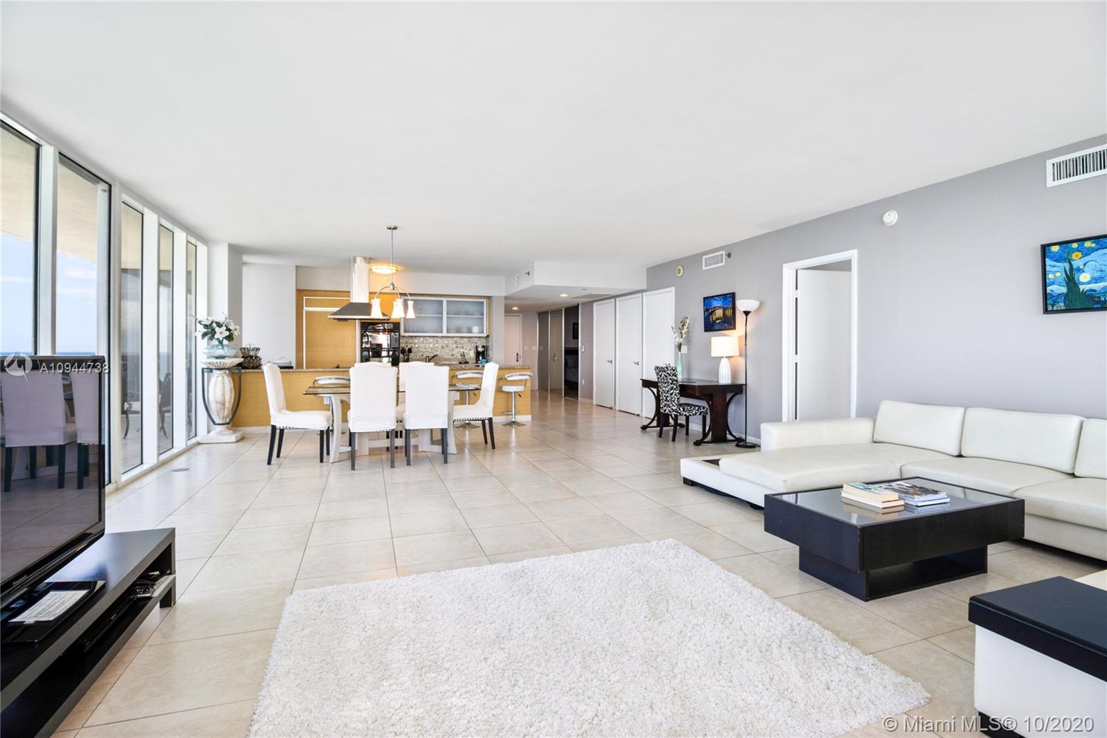 Ver detalles 1501 3 / 4 2065 sq. ft. $ 2020-10-19 0 foto