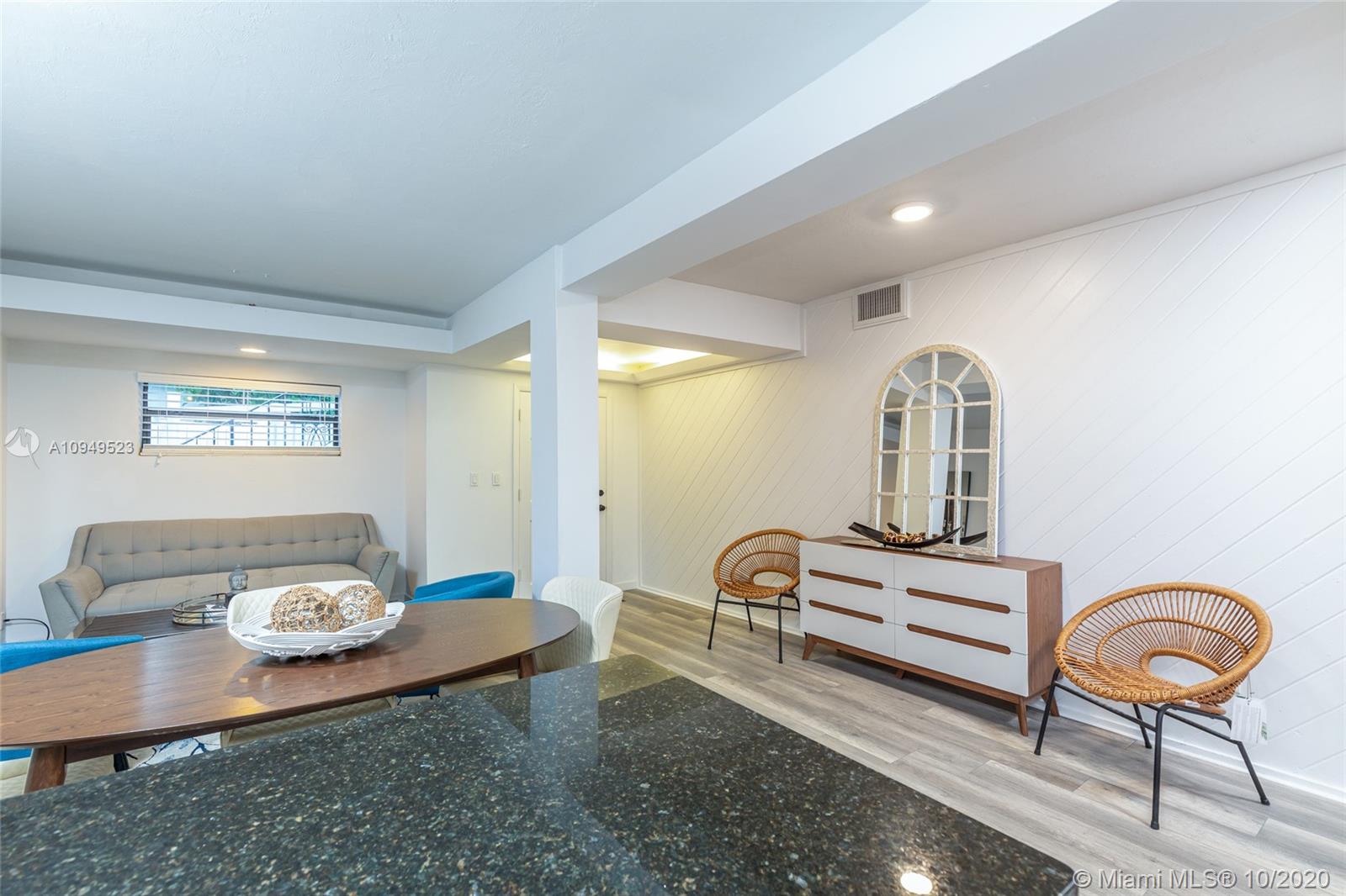 See details / 4381 sq. ft. $ 2020-10-28 0 Photo