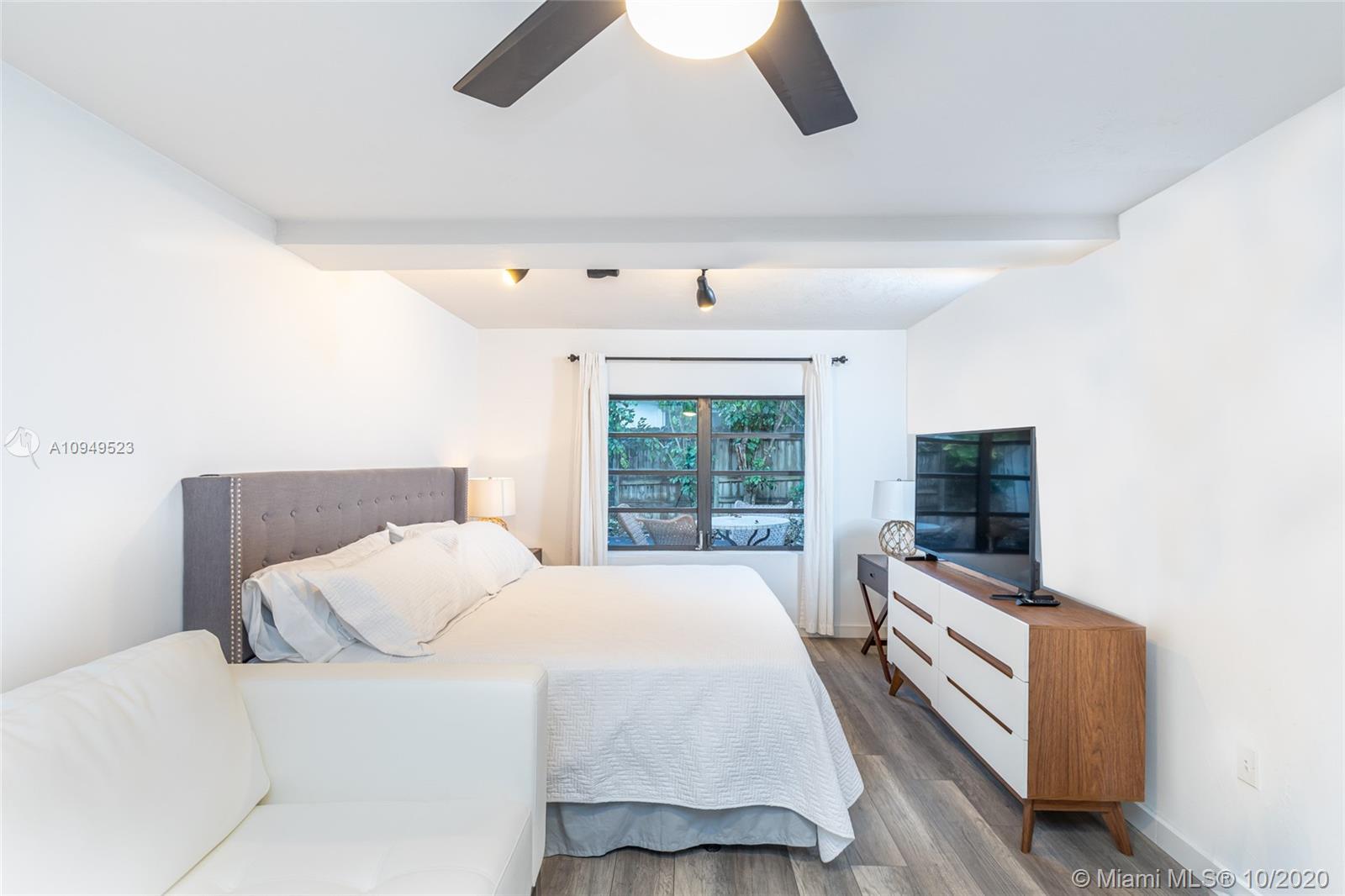 See details / 4381 sq. ft. $ 2020-10-28 0 Photo