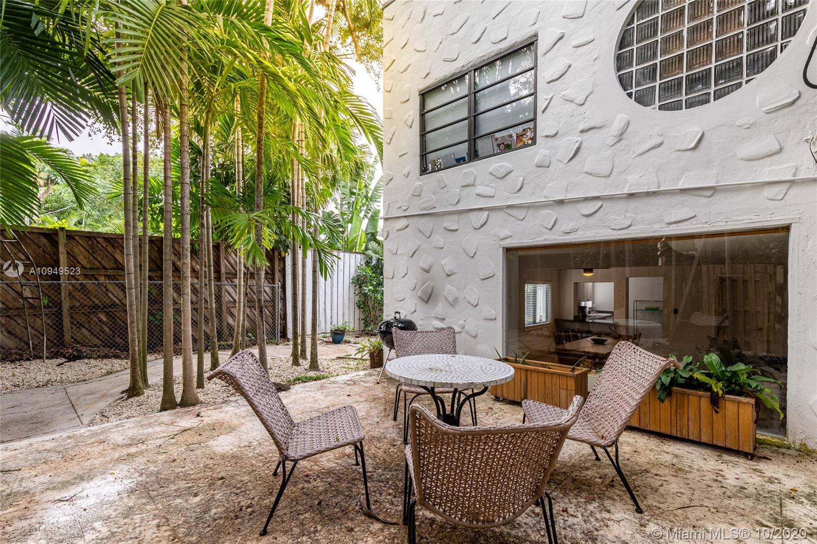 See details / 4381 sq. ft. $ 2020-10-28 0 Photo