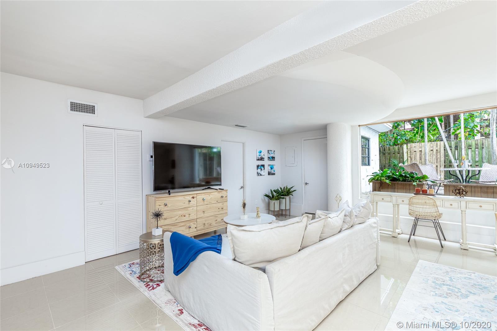 See details / 4381 sq. ft. $ 2020-10-28 0 Photo