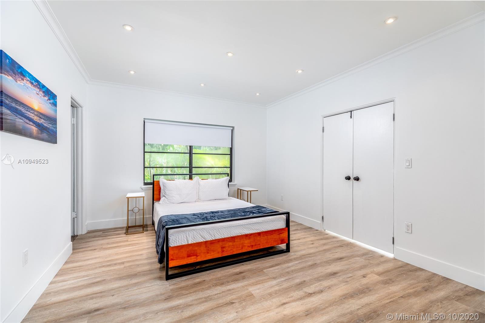 See details / 4381 sq. ft. $ 2020-10-28 0 Photo