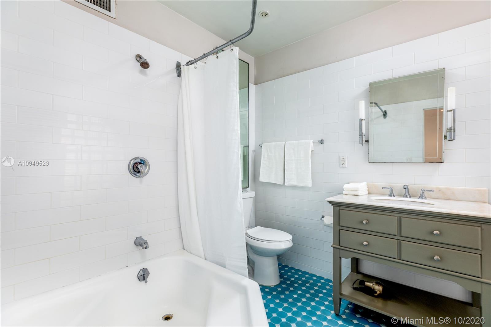 See details / 4381 sq. ft. $ 2020-10-28 0 Photo