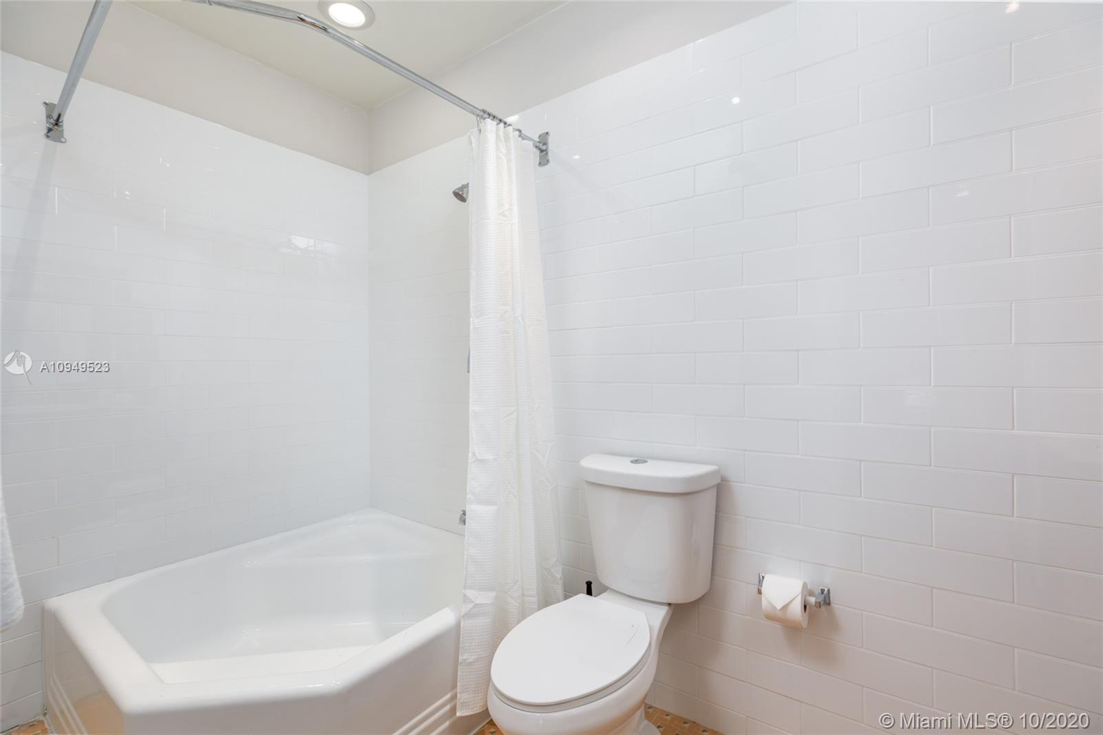 See details / 4381 sq. ft. $ 2020-10-28 0 Photo