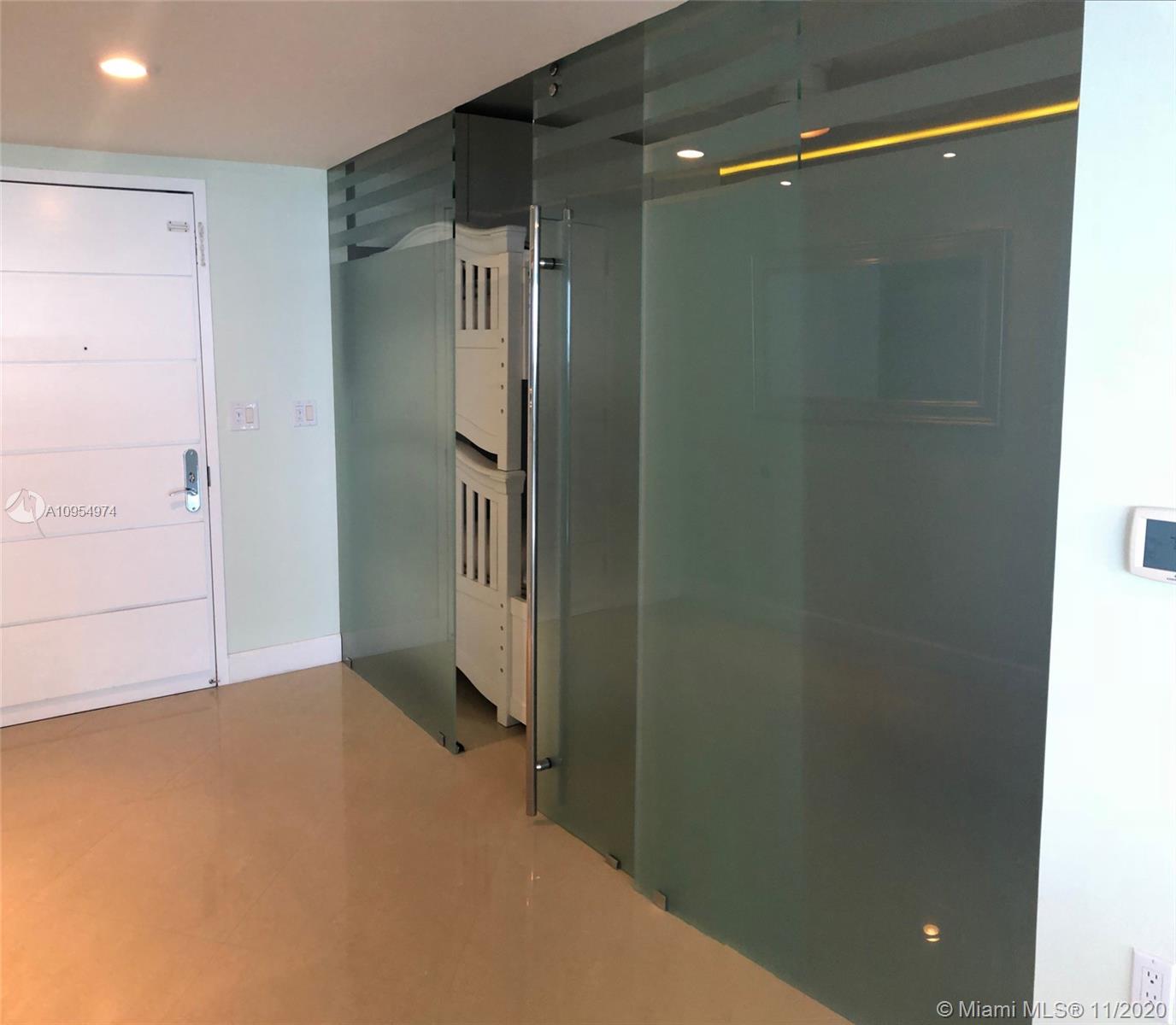 Ver detalles 1701 3 / 3 2065 sq. ft. $ 2020-11-09 0 foto