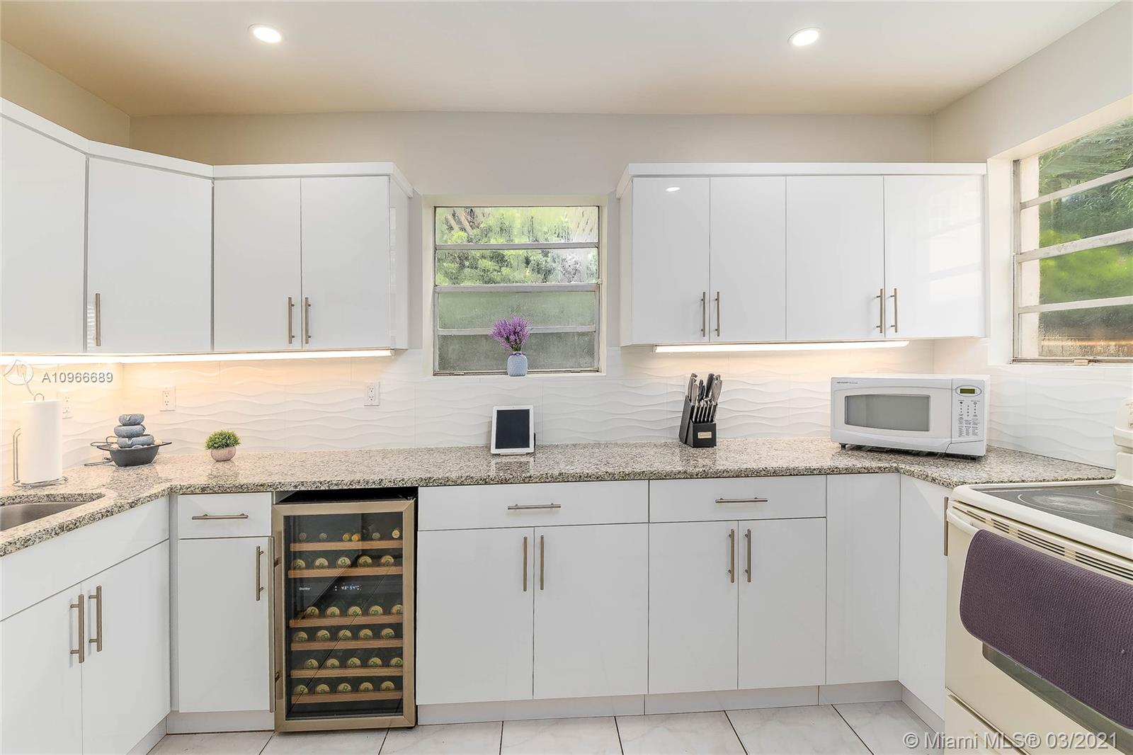 See details / 2327 sq. ft. $ 2020-12-04 0 Photo