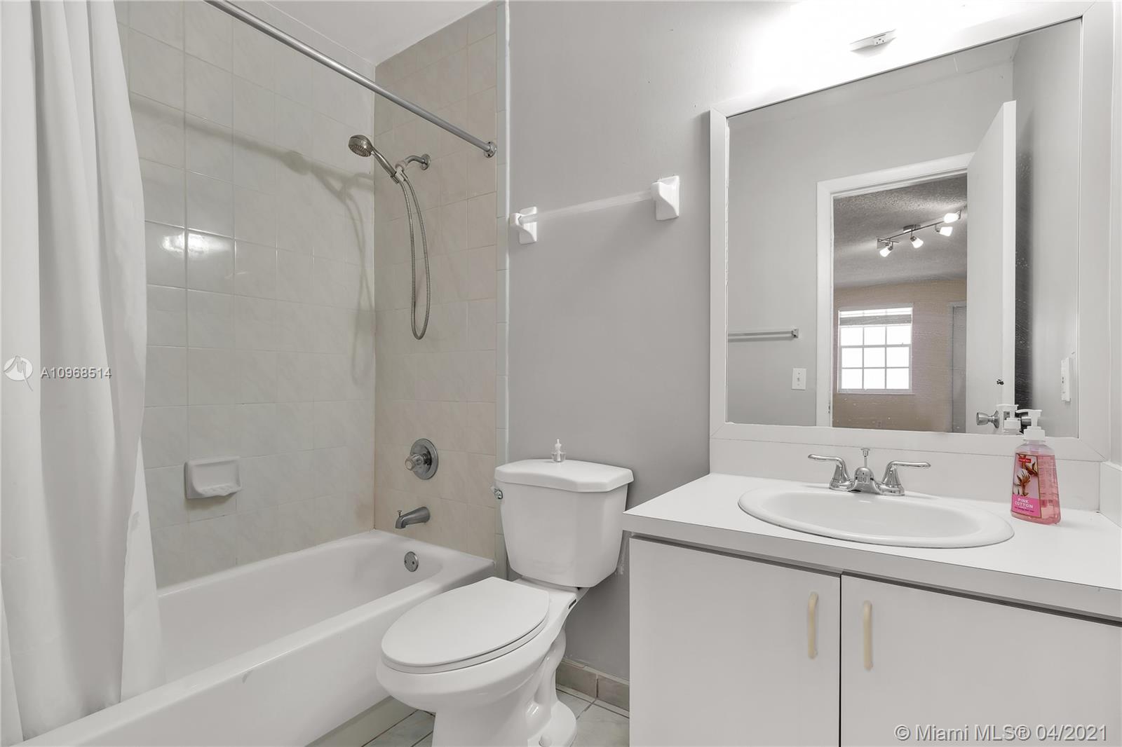 See details / 2512 sq. ft. $ 2021-04-12 0 Photo
