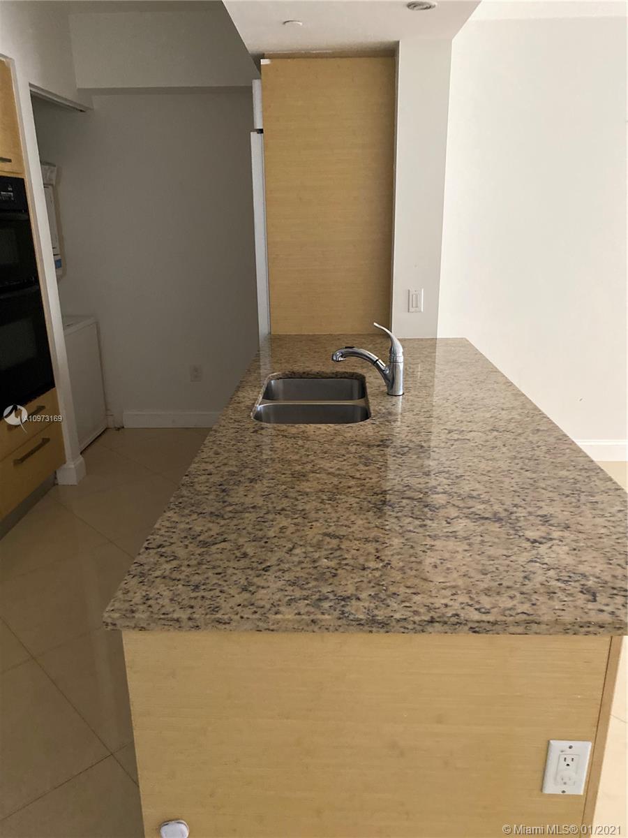 Ver detalles 1204 3 / 3 1675 sq. ft. $ 2020-12-18 0 foto