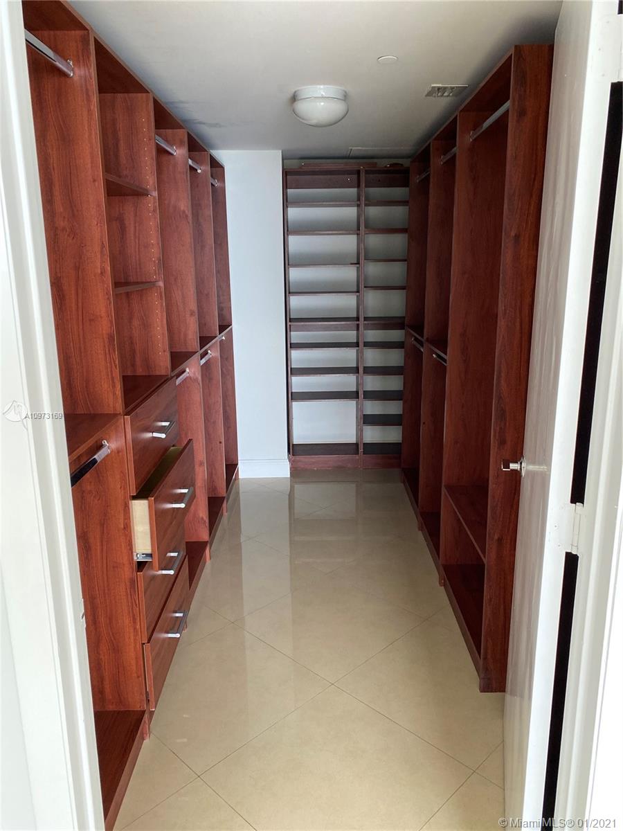 Ver detalles 1204 3 / 3 1675 sq. ft. $ 2020-12-18 0 foto