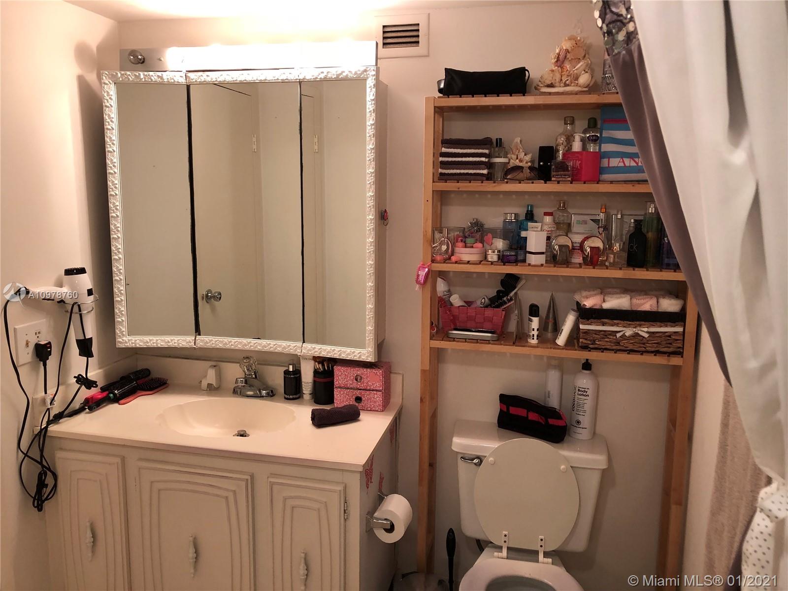 Photo of 2017 Ocean Dr #1206, Hallandale Beach, Florida, 33009 - Master bedroom with roman tub