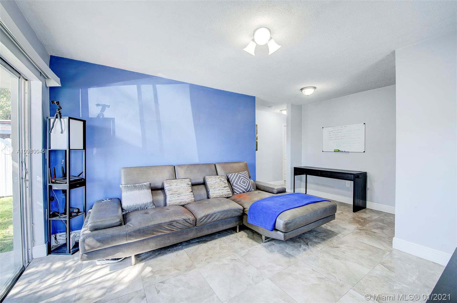 See details / 1915 sq. ft. $ 2021-01-07 0 Photo
