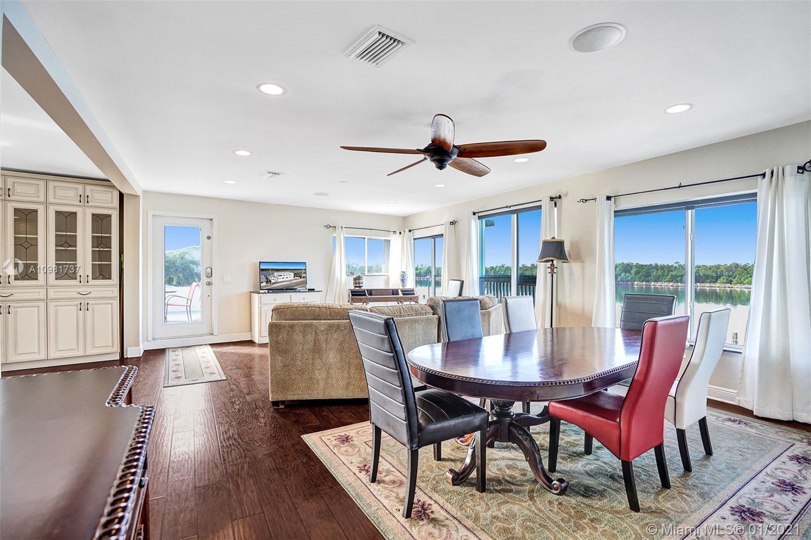 See details / 3118 sq. ft. $ 2021-01-11 0 Photo