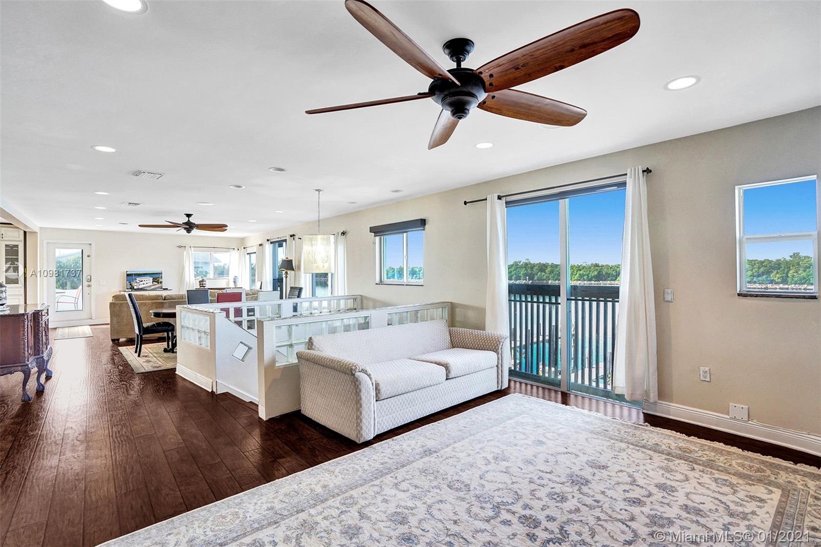 See details / 3118 sq. ft. $ 2021-01-11 0 Photo
