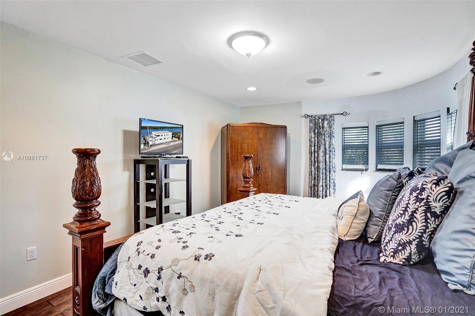 See details / 3118 sq. ft. $ 2021-01-11 0 Photo