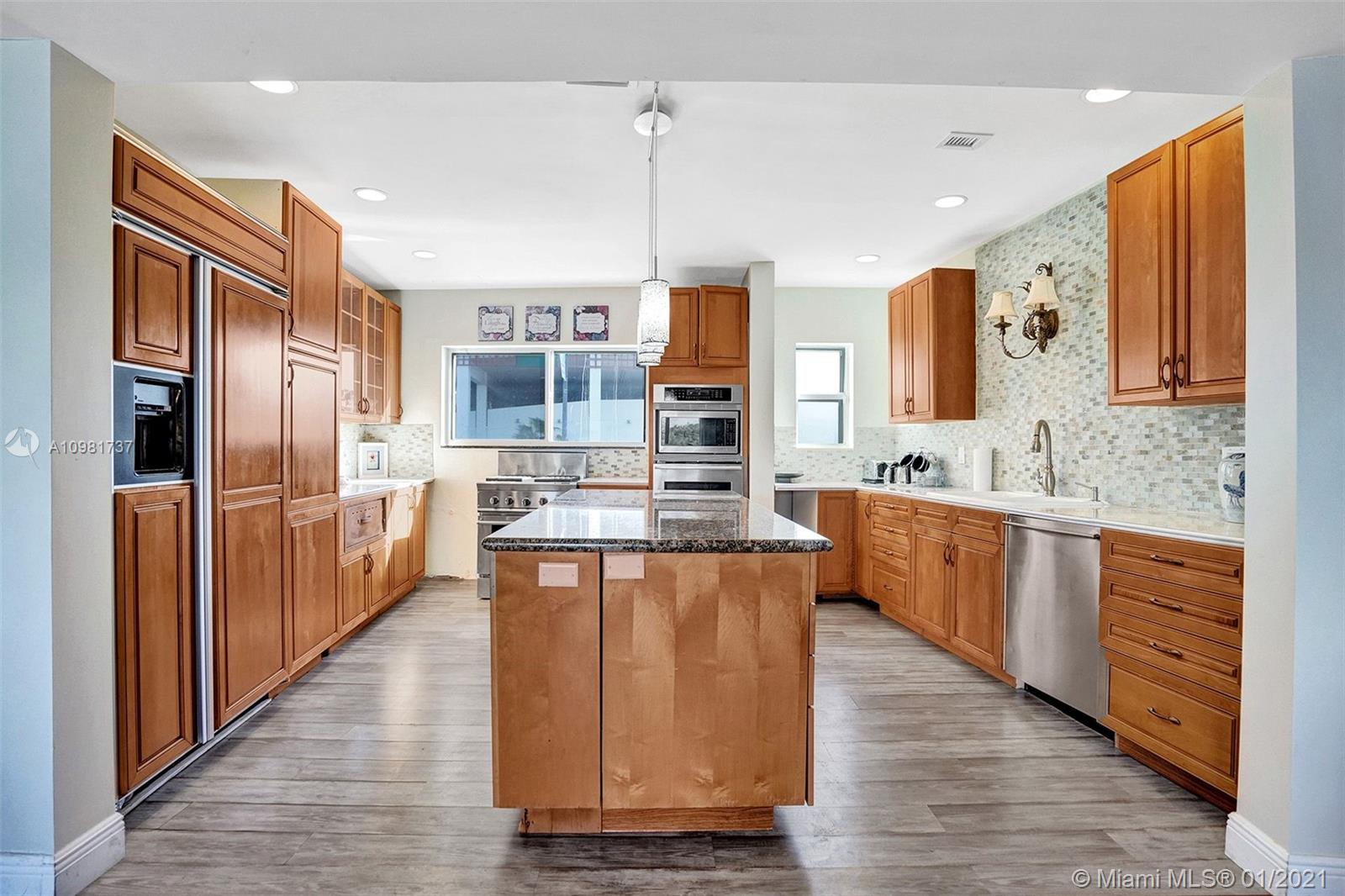 See details / 3118 sq. ft. $ 2021-01-11 0 Photo