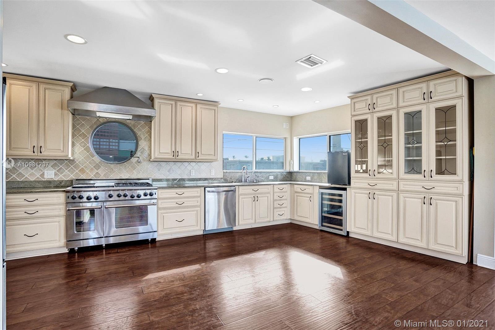 See details / 3118 sq. ft. $ 2021-01-11 0 Photo