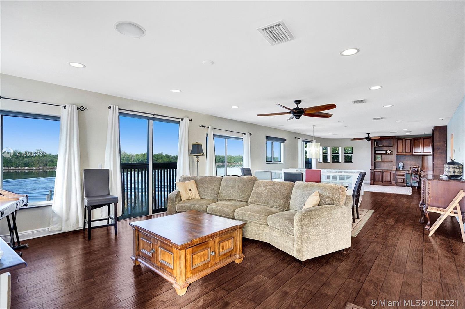 See details / 3118 sq. ft. $ 2021-01-11 0 Photo