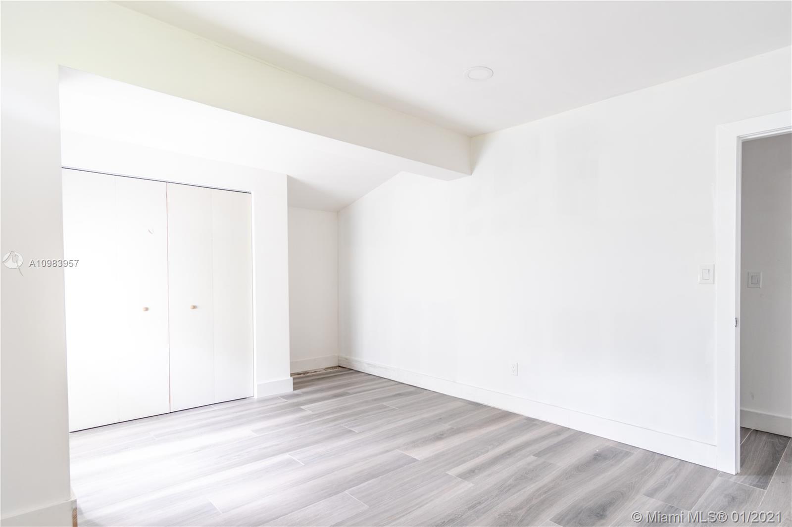 See details / 3116 sq. ft. $ 2021-01-15 0 Photo